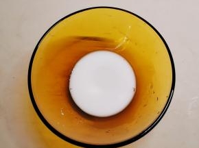 淀粉加入4汤匙清水 制成水淀粉备用