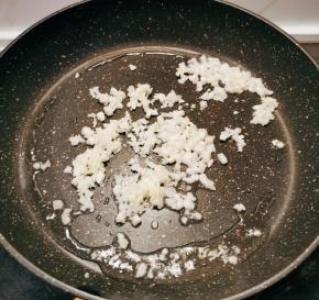 起油锅 油热后放入蒜末 炒出香味