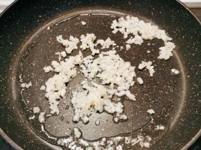 起油锅 油热后放入蒜末 炒出香味