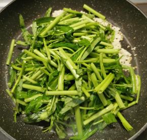 放入空心菜的根部