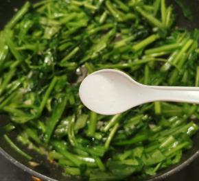 放入盐调整味道