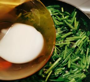 倒入水淀粉勾芡