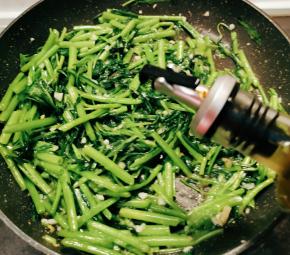 倒入芝麻油增香