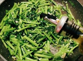 倒入芝麻油增香