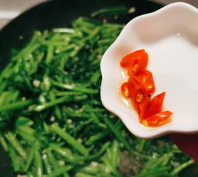 放入红尖椒 关火