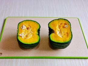 首先将贝贝南瓜洗干净，再从中间切开。