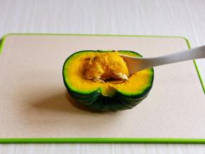 利用小勺将瓜瓤挖出来。