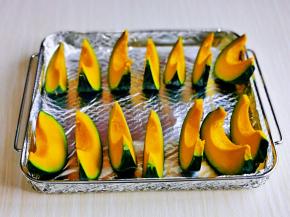 切好后，再次摆放在烤网上并间隔距离。（烤网垫上锡纸）