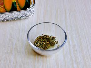 罗勒，盐，橄榄油混合在小碗中，搅拌均匀。