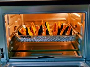 将烤网放入ACA空气炸烤箱中层。