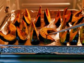 时间到后用筷子扎一下，轻松扎透即可。