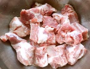 新鲜的排骨用清水浸泡半小时去除血水后洗净