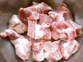 新鲜的排骨用清水浸泡半小时去除血水后洗净