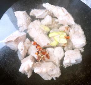 排骨放入锅中添加适量清水放入八角花椒姜片大火炖起来炖制排骨不成熟即可