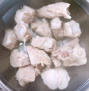 焯好水的排骨立即放入冷水中多冲洗几遍洗净