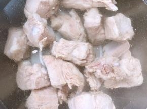 焯好水的排骨立即放入冷水中多冲洗几遍洗净