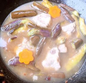 锅中添加适量清水大火炖起来