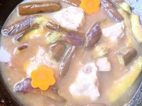 锅中添加适量清水大火炖起来