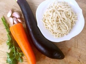 准备去原材料手擀面、茄子、胡萝卜、香菜、蒜