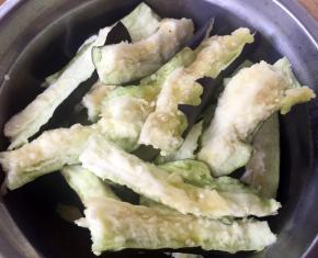 茄子用手撕成条状切记不要刀切会影响口感