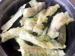 茄子用手撕成条状切记不要刀切会影响口感