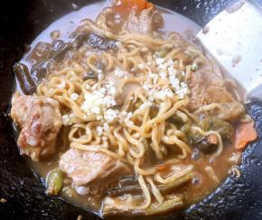 手擀面焖至熟透而不失筋道撒上蒜粒改小火焖五分钟