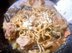 手擀面焖至熟透而不失筋道撒上蒜粒改小火焖五分钟