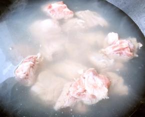 锅中烧开水放入排骨同时放入料酒焯水去除油脂和杂质