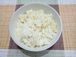 剩饭一碗，里面黄色的是小米。我有时喜欢在大米中掺一点杂粮煮饭。