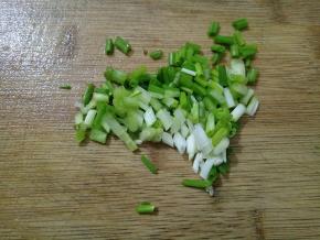 小葱洗干净切碎。