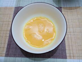 鸡蛋一个打散搅匀。