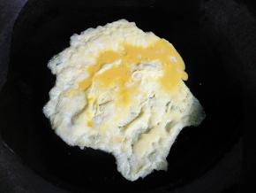 锅烧热，倒入适量油，下蛋液，在蛋液完全凝固前，用锅铲将鸡蛋铲成小块。鸡蛋基本凝固成型后就盛起。