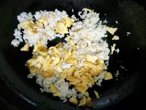 倒入前面炒好的鸡蛋。