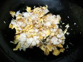 倒入一汤匙生抽，翻炒均匀。