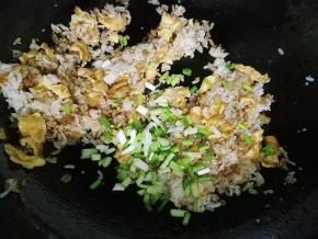 颜色炒匀了，关火，撒下葱花，利用余热翻炒均匀。