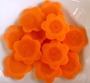 胡萝卜用模具压成花朵状