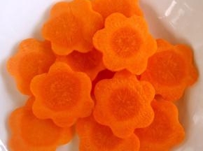 胡萝卜用模具压成花朵状