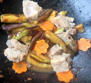 放入茄子炒出水份放入胡萝卜炒至断生放入排骨炒匀