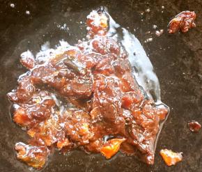 锅中放入蒜爆香放入豆瓣酱炒香