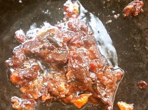 锅中放入蒜爆香放入豆瓣酱炒香