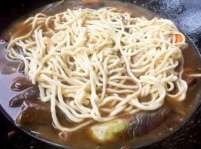 手擀面放在排骨茄子胡萝卜上面盖上锅盖大火焖起来