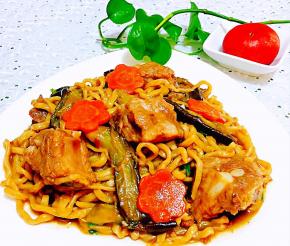 美味香浓的排骨茄子焖面装入盘中中就大功告成了