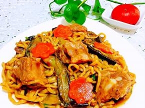 美味香浓的排骨茄子焖面装入盘中中就大功告成了