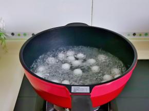 锅中加水烧开，下小圆子，中火煮，圆子漂浮在水面上就表示熟了。