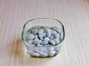 捞出后过冷水，放旁边备用。