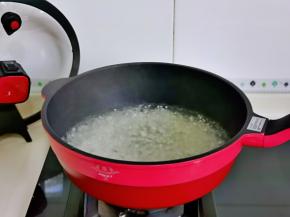 煮西米，锅中加入水烧开，倒入西米，中小火煮。