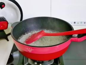 一边用铲子搅拌。