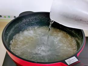 水粘稠时，倒入纯净水，大火烧开再转小火煮。
