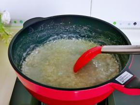 切记一定要不断搅拌，发现水粘稠时就要加入冷水。