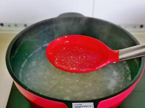 煮到西米中间有一点点白色。